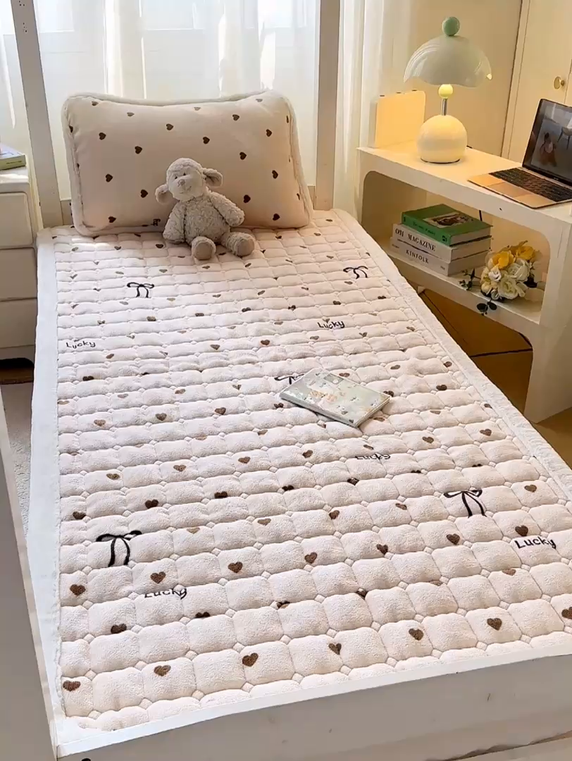91家纺网 家纺一手货源 找家纺 梦初语 2025新款牛奶绒印花夹棉加厚款床护垫褥子学生宿舍-直播爆款（面料180克-夹棉200克-底布80克防滑滴塑布） 奶油爱心