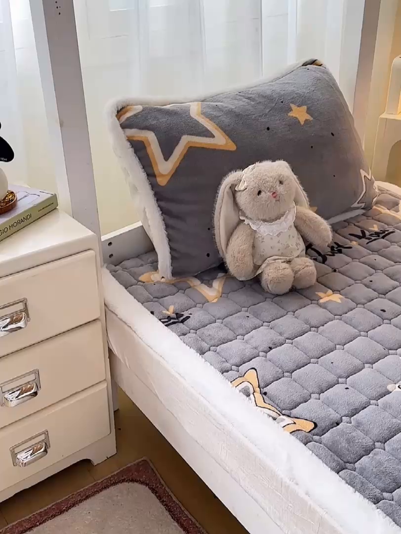 91家纺网 家纺一手货源 找家纺 梦初语 2025新款牛奶绒印花夹棉加厚款床护垫褥子学生宿舍-直播爆款（面料180克-夹棉200克-底布80克防滑滴塑布） 繁星