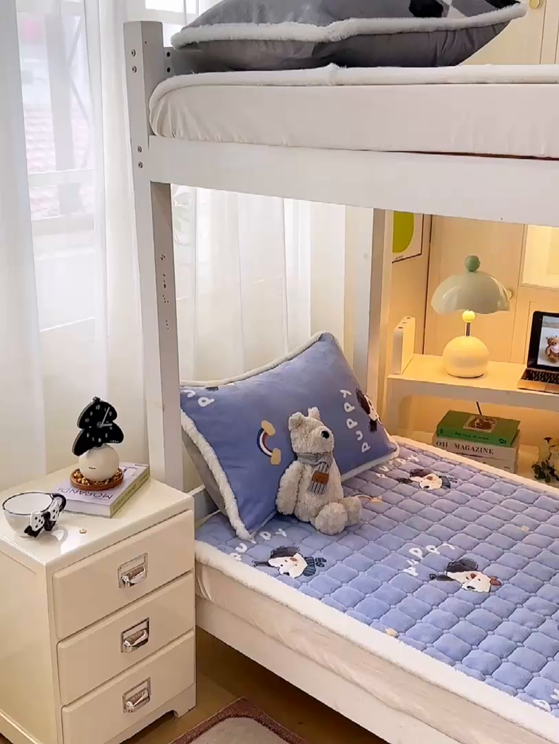 91家纺网 家纺一手货源 找家纺 梦初语 2025新款牛奶绒印花夹棉加厚款床护垫褥子学生宿舍-直播爆款（面料180克-夹棉200克-底布80克防滑滴塑布） 汪汪星球