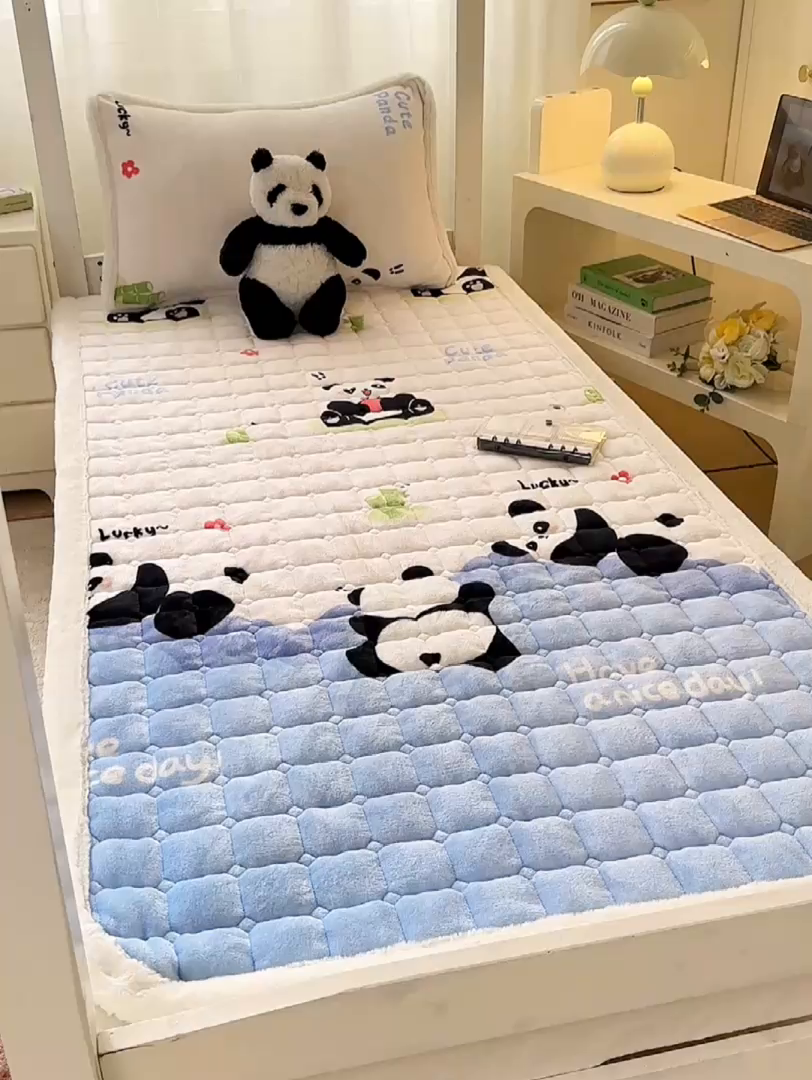 91家纺网 家纺一手货源 找家纺 梦初语 2025新款牛奶绒印花夹棉加厚款床护垫褥子学生宿舍-直播爆款（面料180克-夹棉200克-底布80克防滑滴塑布） 快乐Panda
