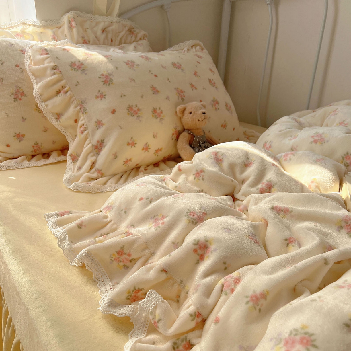 91家纺网 家纺一手货源 找家纺 轻奢坊 2025新款牛奶绒韩系小碎花花边款-暖香春野 暖香春野-米