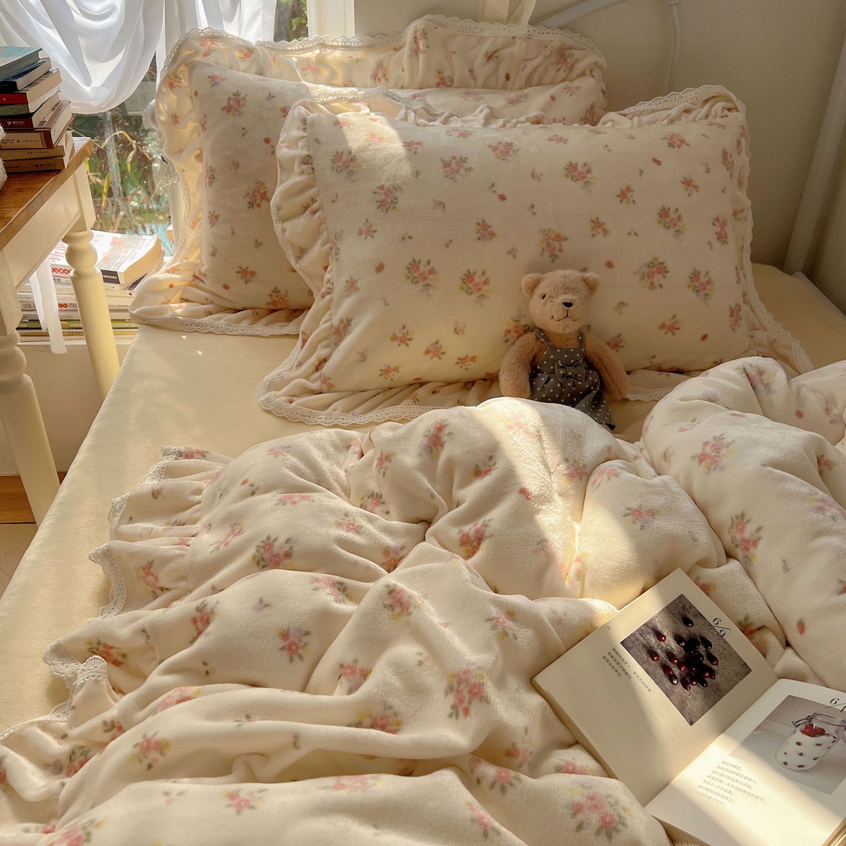 91家纺网 家纺一手货源 找家纺 轻奢坊 2025新款牛奶绒韩系小碎花花边款-暖香春野 暖香春野-米