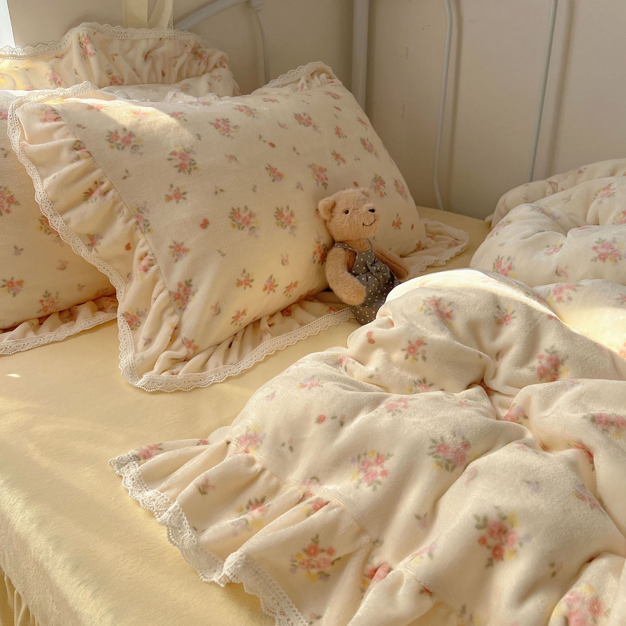 91家纺网 家纺一手货源 找家纺 轻奢坊 2025新款牛奶绒韩系小碎花花边款-暖香春野 暖香春野-米