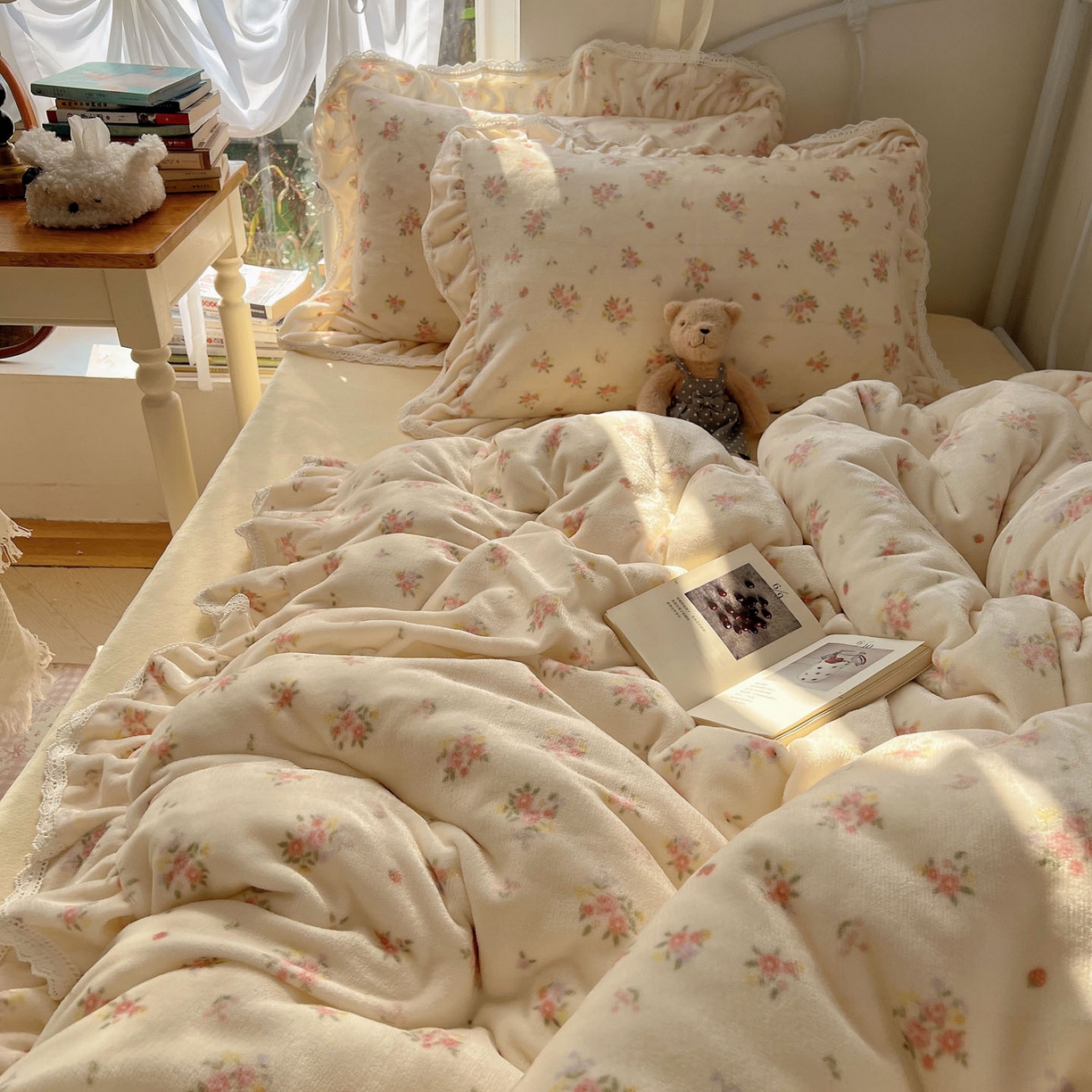 91家纺网 家纺一手货源 找家纺 轻奢坊 2025新款牛奶绒韩系小碎花花边款-暖香春野 暖香春野-米