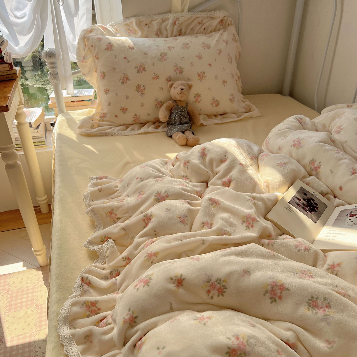 91家纺网 家纺一手货源 找家纺 轻奢坊 2025新款牛奶绒韩系小碎花花边款-暖香春野 暖香春野-米