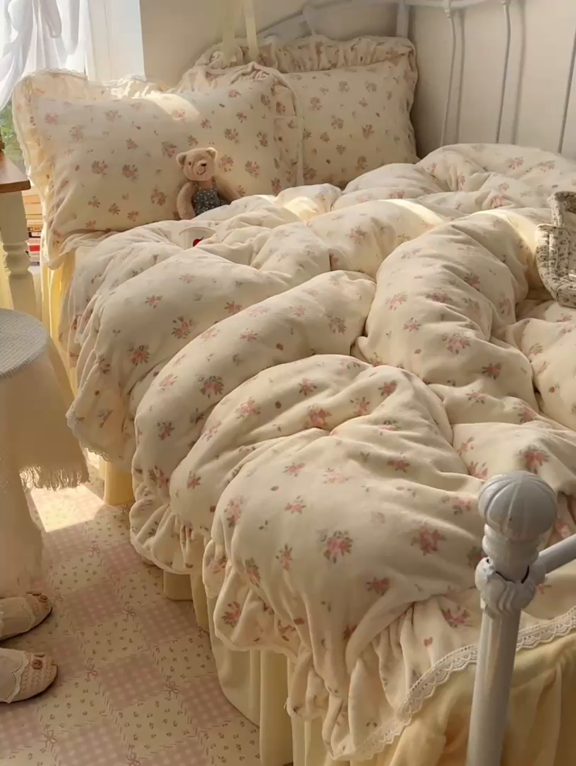 91家纺网 家纺一手货源 找家纺 轻奢坊 2025新款牛奶绒韩系小碎花花边款-暖香春野 暖香春野-米