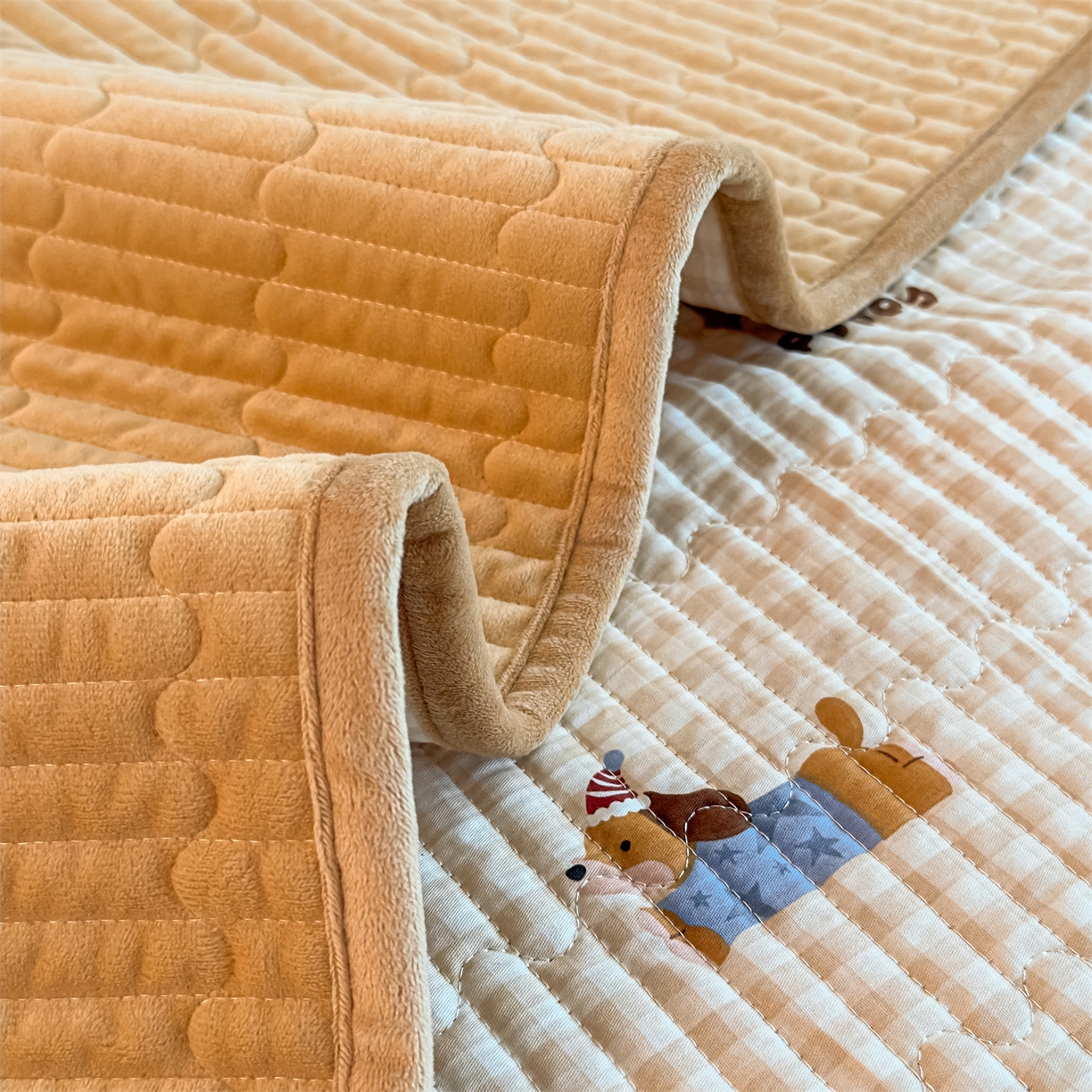 91家纺网 家纺一手货源 找家纺 恒爱家纺 2025新款全棉宝宝绒双拼床盖三件套 好朋友