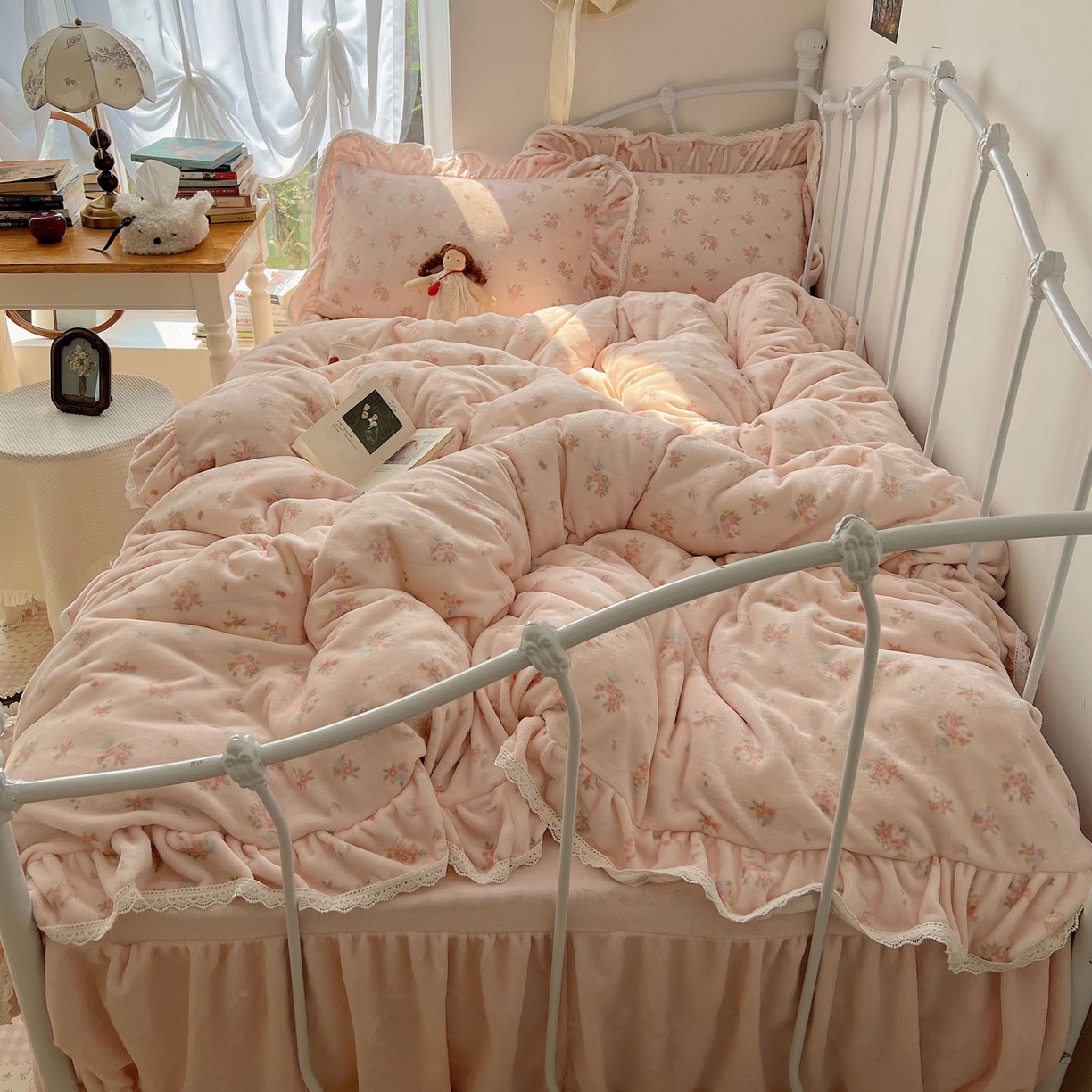 91家纺网 家纺一手货源 找家纺 轻奢坊 2025新款牛奶绒韩系小碎花花边款-暖香春野 暖香春野-粉