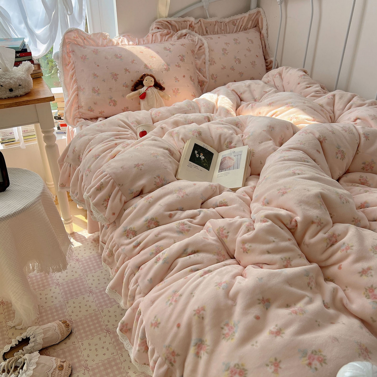 91家纺网 家纺一手货源 找家纺 轻奢坊 2025新款牛奶绒韩系小碎花花边款-暖香春野 暖香春野-粉