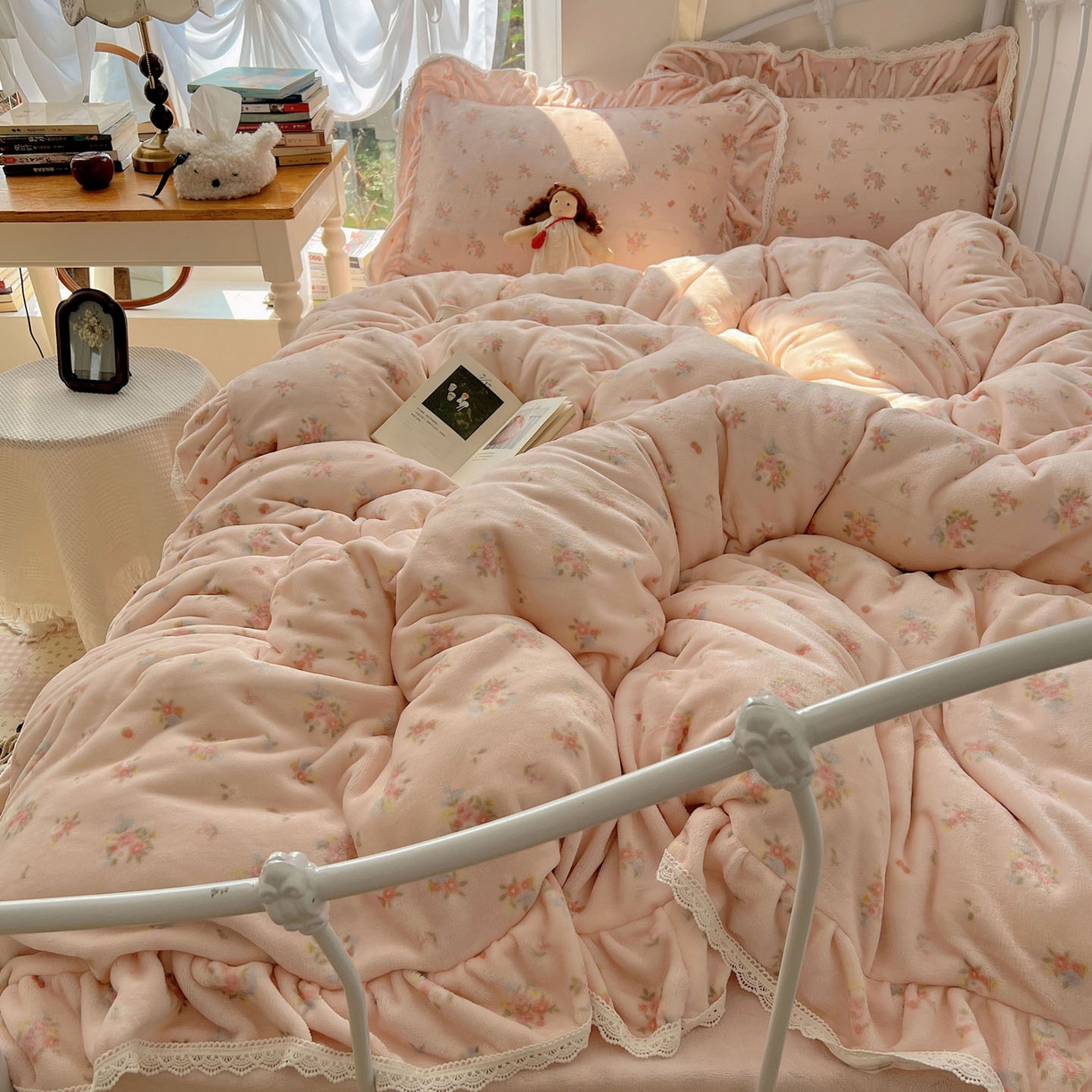 91家纺网 家纺一手货源 找家纺 轻奢坊 2025新款牛奶绒韩系小碎花花边款-暖香春野 暖香春野-粉