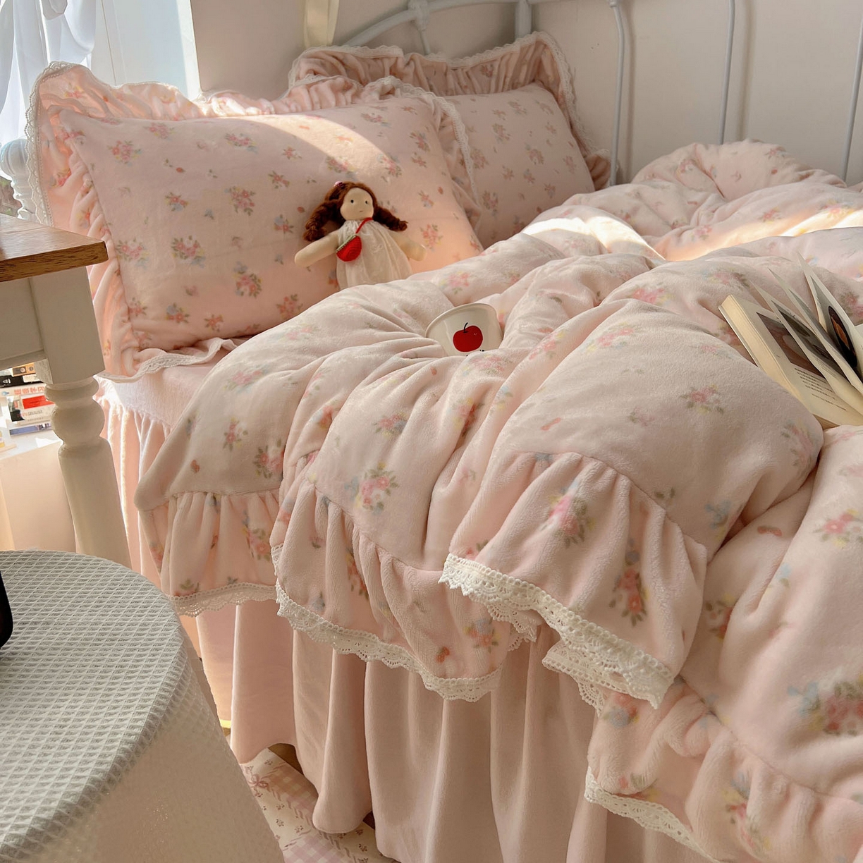 91家纺网 家纺一手货源 找家纺 轻奢坊 2025新款牛奶绒韩系小碎花花边款-暖香春野 暖香春野-粉