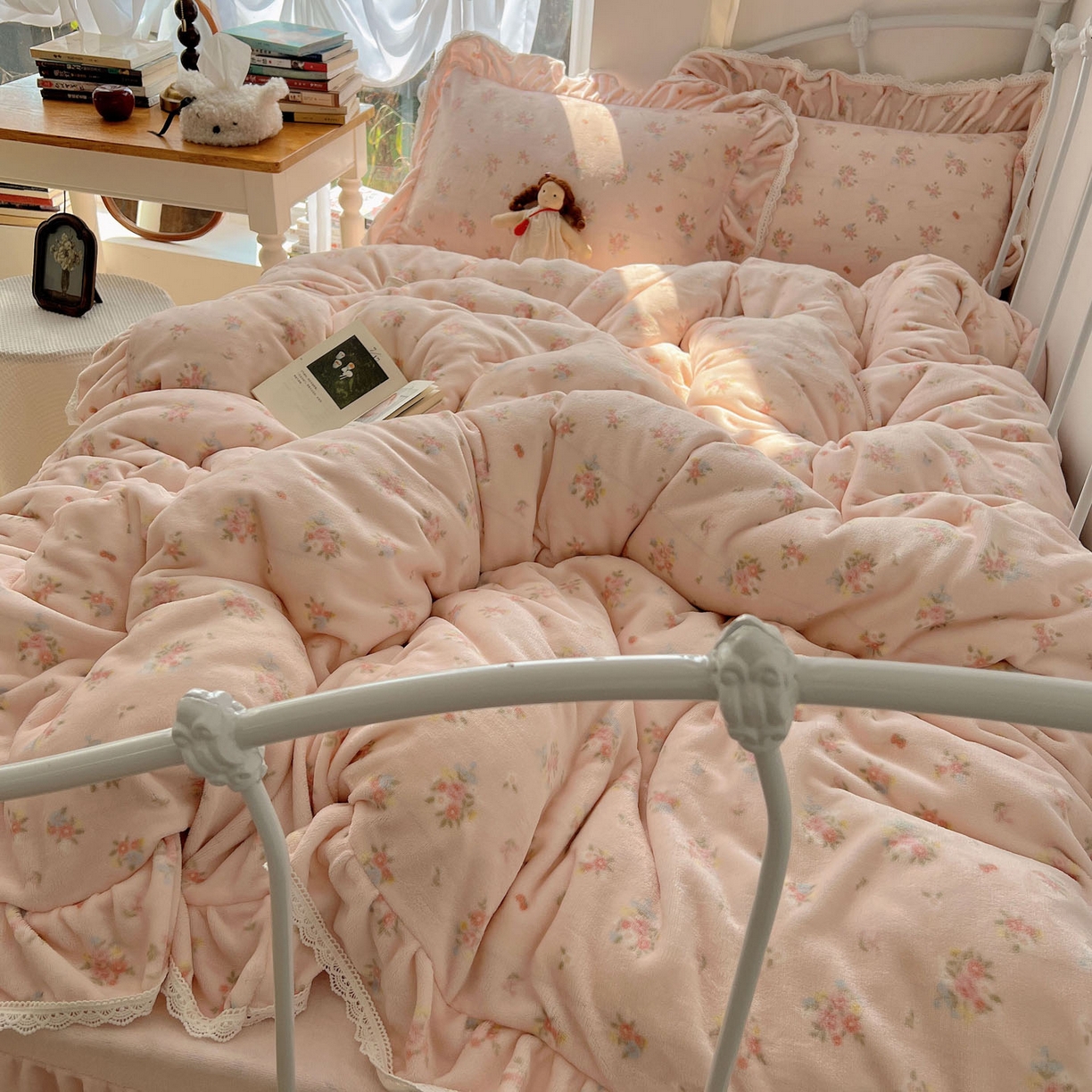 91家纺网 家纺一手货源 找家纺 轻奢坊 2025新款牛奶绒韩系小碎花花边款-暖香春野 暖香春野-粉