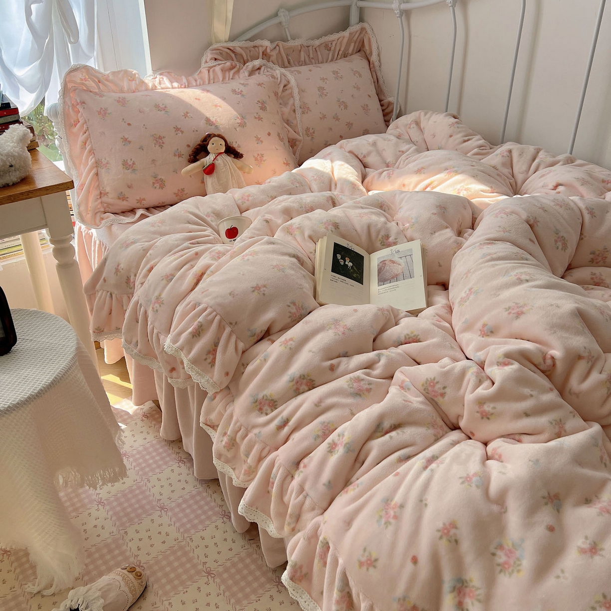 91家纺网 家纺一手货源 找家纺 轻奢坊 2025新款牛奶绒韩系小碎花花边款-暖香春野 暖香春野-粉