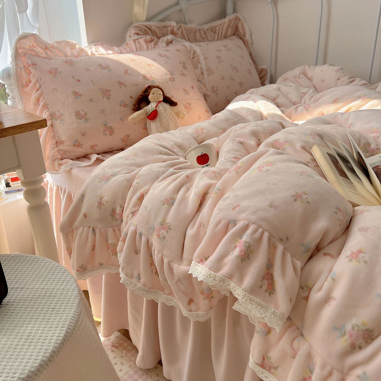 91家纺网 家纺一手货源 找家纺 轻奢坊 2025新款牛奶绒韩系小碎花花边款-暖香春野 暖香春野-粉