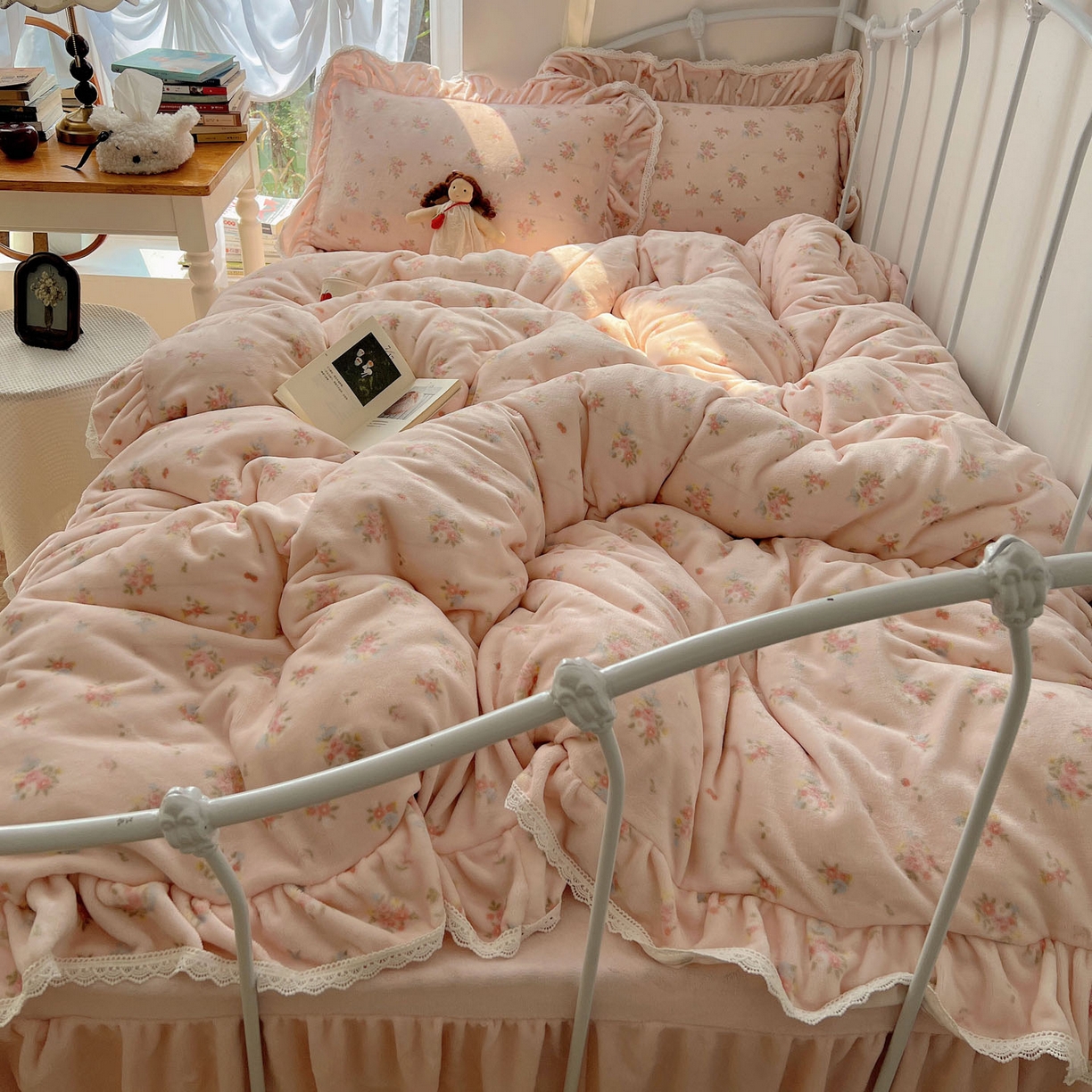 91家纺网 家纺一手货源 找家纺 轻奢坊 2025新款牛奶绒韩系小碎花花边款-暖香春野 暖香春野-粉