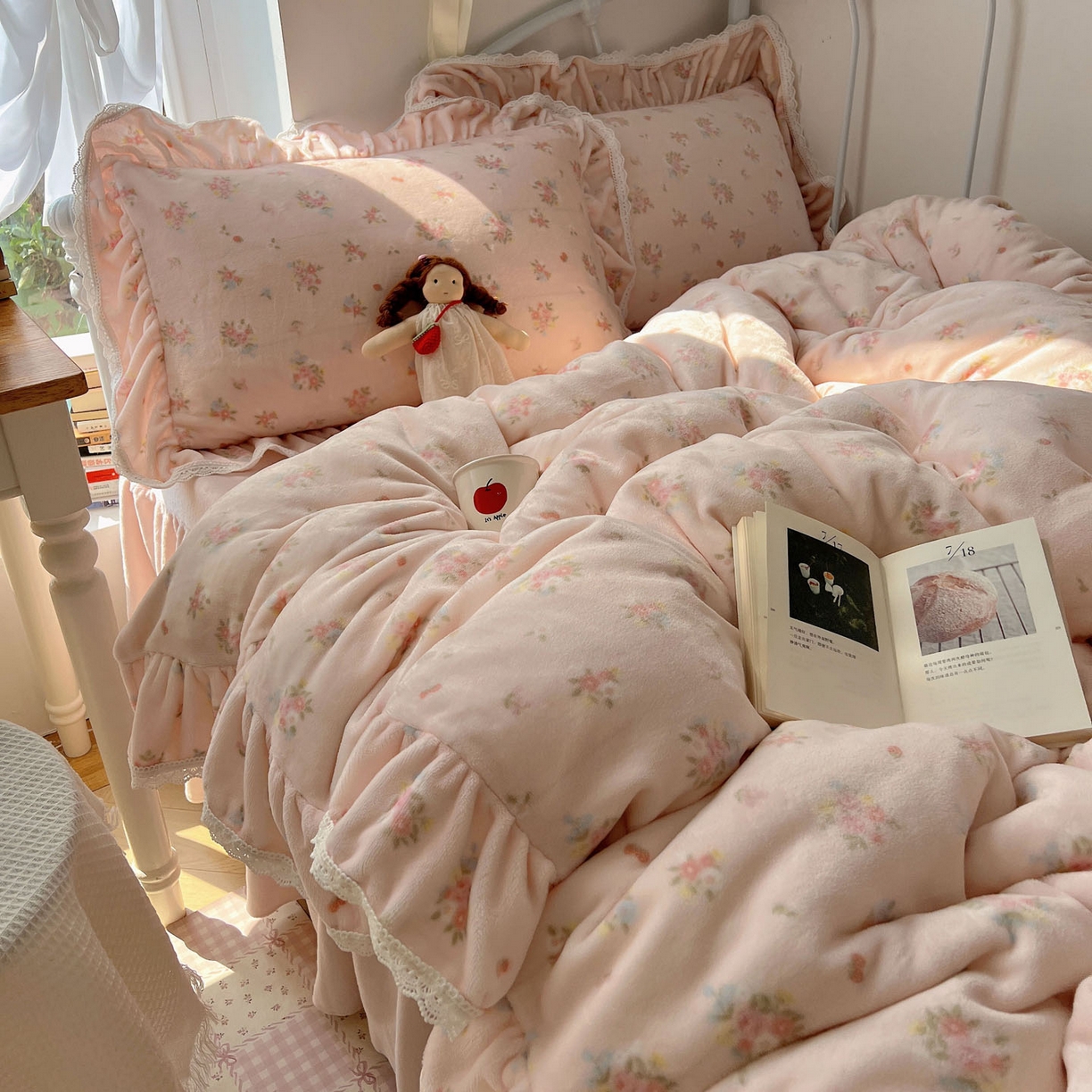 91家纺网 家纺一手货源 找家纺 轻奢坊 2025新款牛奶绒韩系小碎花花边款-暖香春野 暖香春野-粉