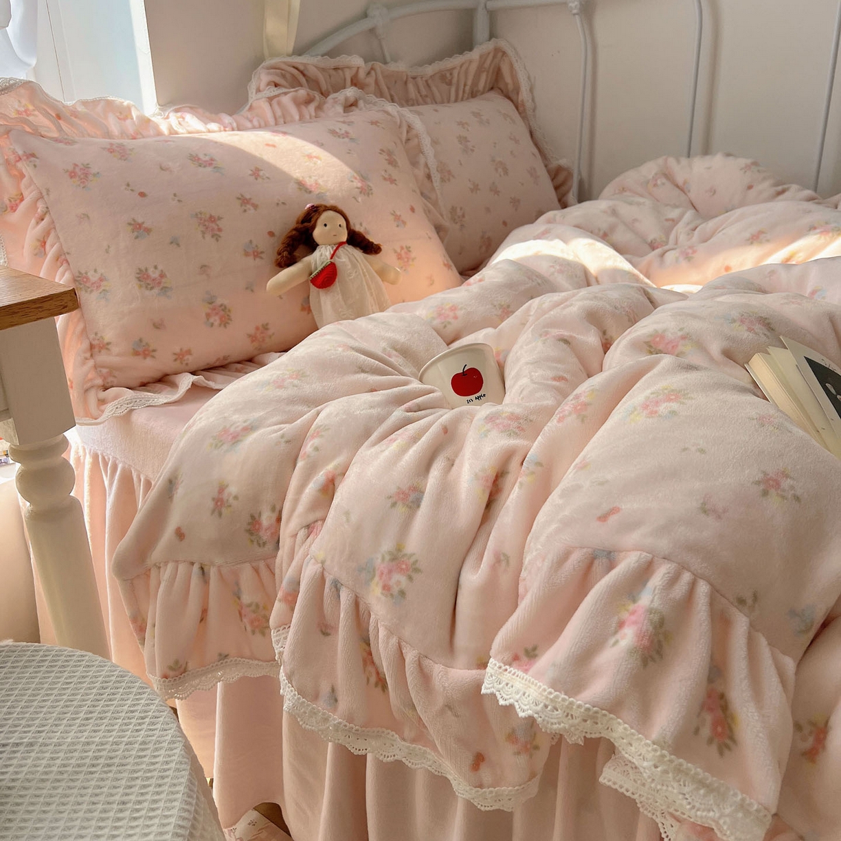 91家纺网 家纺一手货源 找家纺 轻奢坊 2025新款牛奶绒韩系小碎花花边款-暖香春野 暖香春野-粉