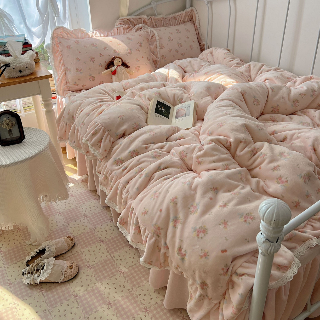 91家纺网 家纺一手货源 找家纺 轻奢坊 2025新款牛奶绒韩系小碎花花边款-暖香春野 暖香春野-粉