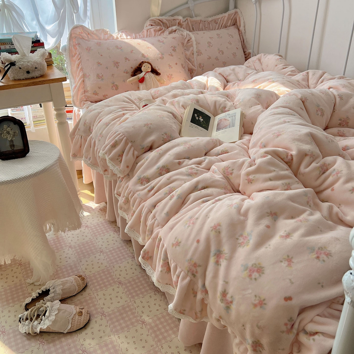 91家纺网 家纺一手货源 找家纺 轻奢坊 2025新款牛奶绒韩系小碎花花边款-暖香春野 暖香春野-粉