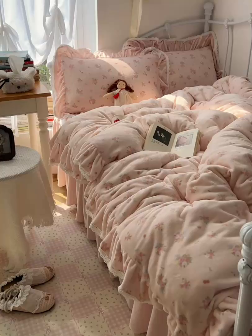 91家纺网 家纺一手货源 找家纺 轻奢坊 2025新款牛奶绒韩系小碎花花边款-暖香春野 暖香春野-粉