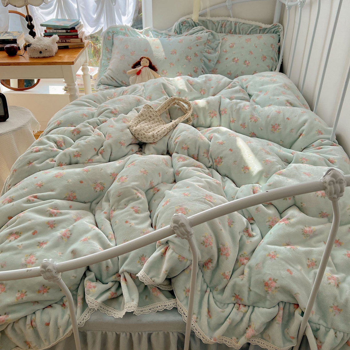 91家纺网 家纺一手货源 找家纺 轻奢坊 2025新款牛奶绒韩系小碎花花边款-暖香春野 暖香春野-蓝