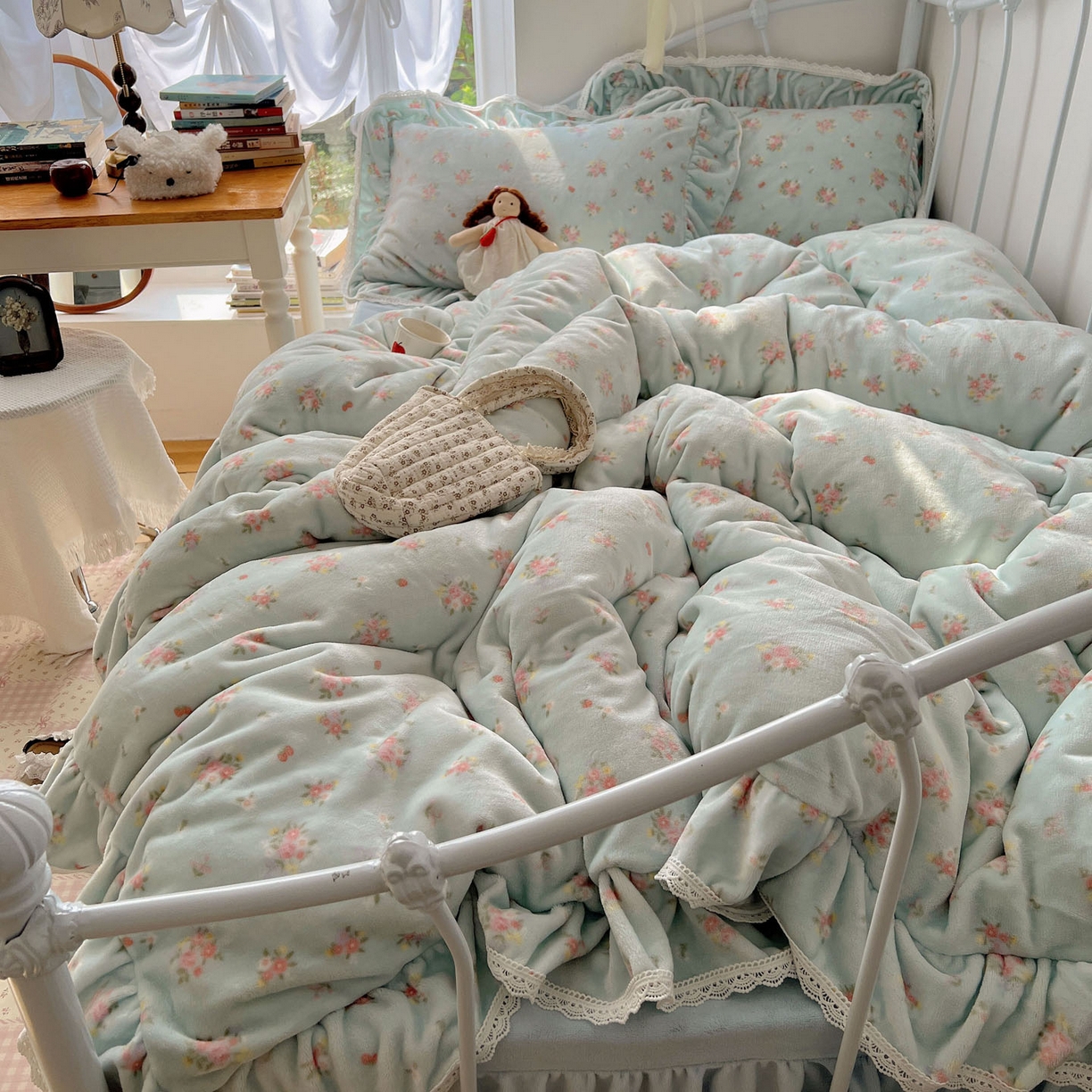 91家纺网 家纺一手货源 找家纺 轻奢坊 2025新款牛奶绒韩系小碎花花边款-暖香春野 暖香春野-蓝