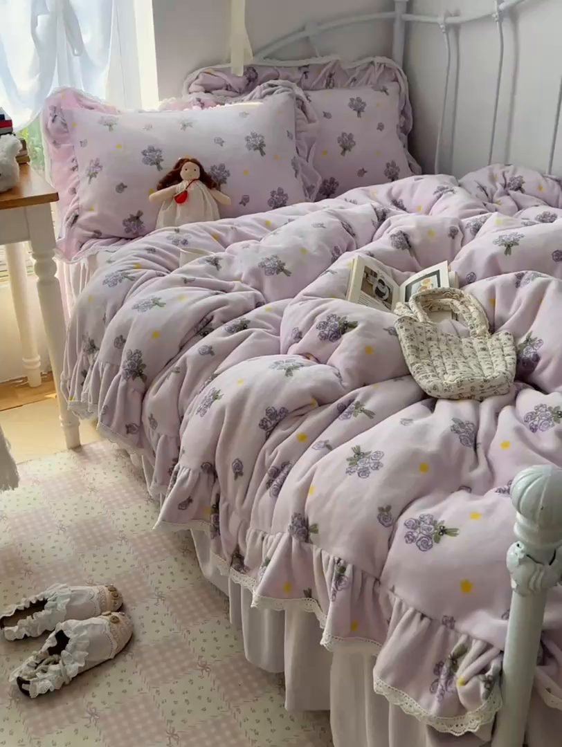 91家纺网 家纺一手货源 找家纺 轻奢坊 2025新款牛奶绒韩系小碎花花边款-暖香春野 暖香春野-紫