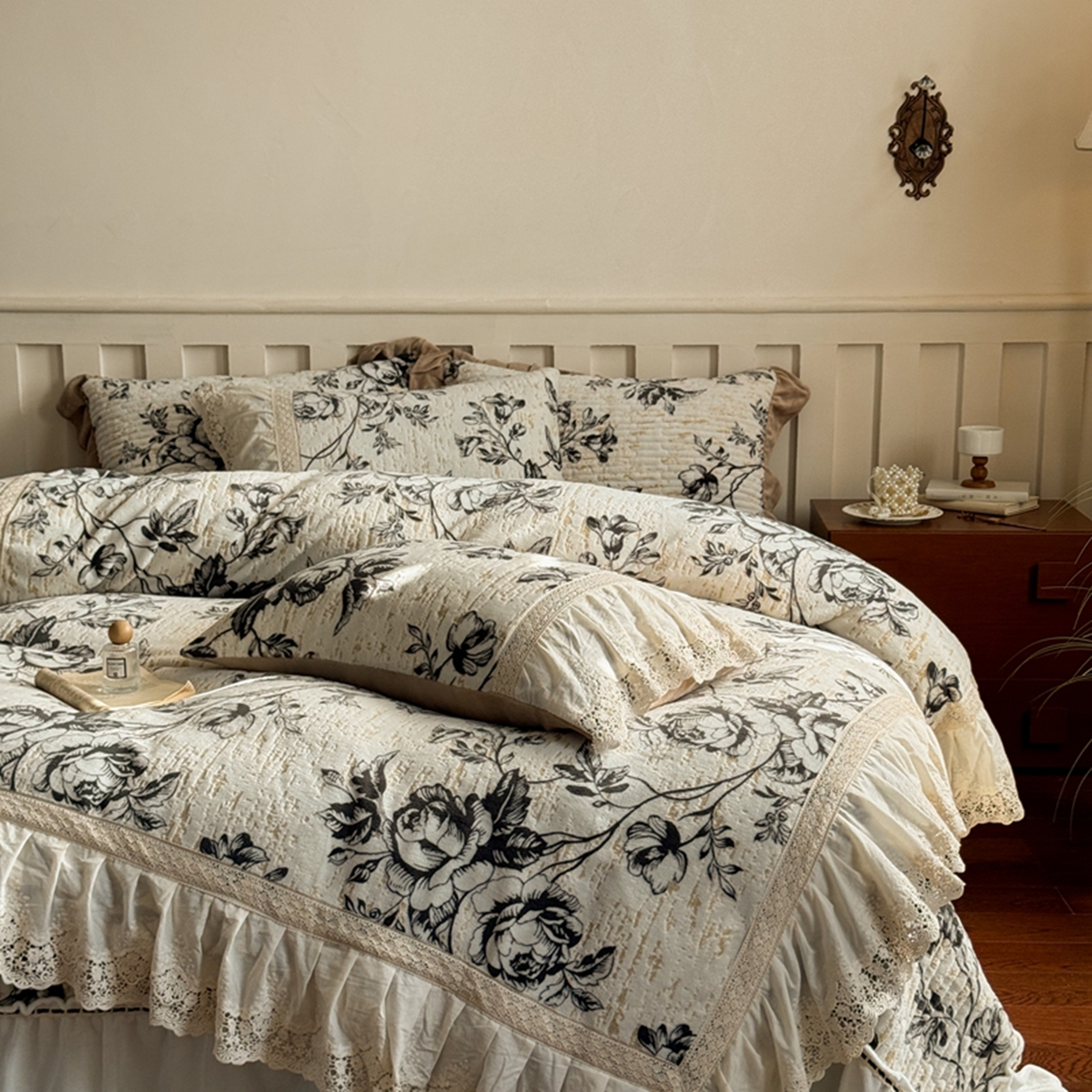 91家纺网 家纺一手货源 找家纺 （总）花香四季家纺 2025新款雕花绒夹棉床盖款四件套系列