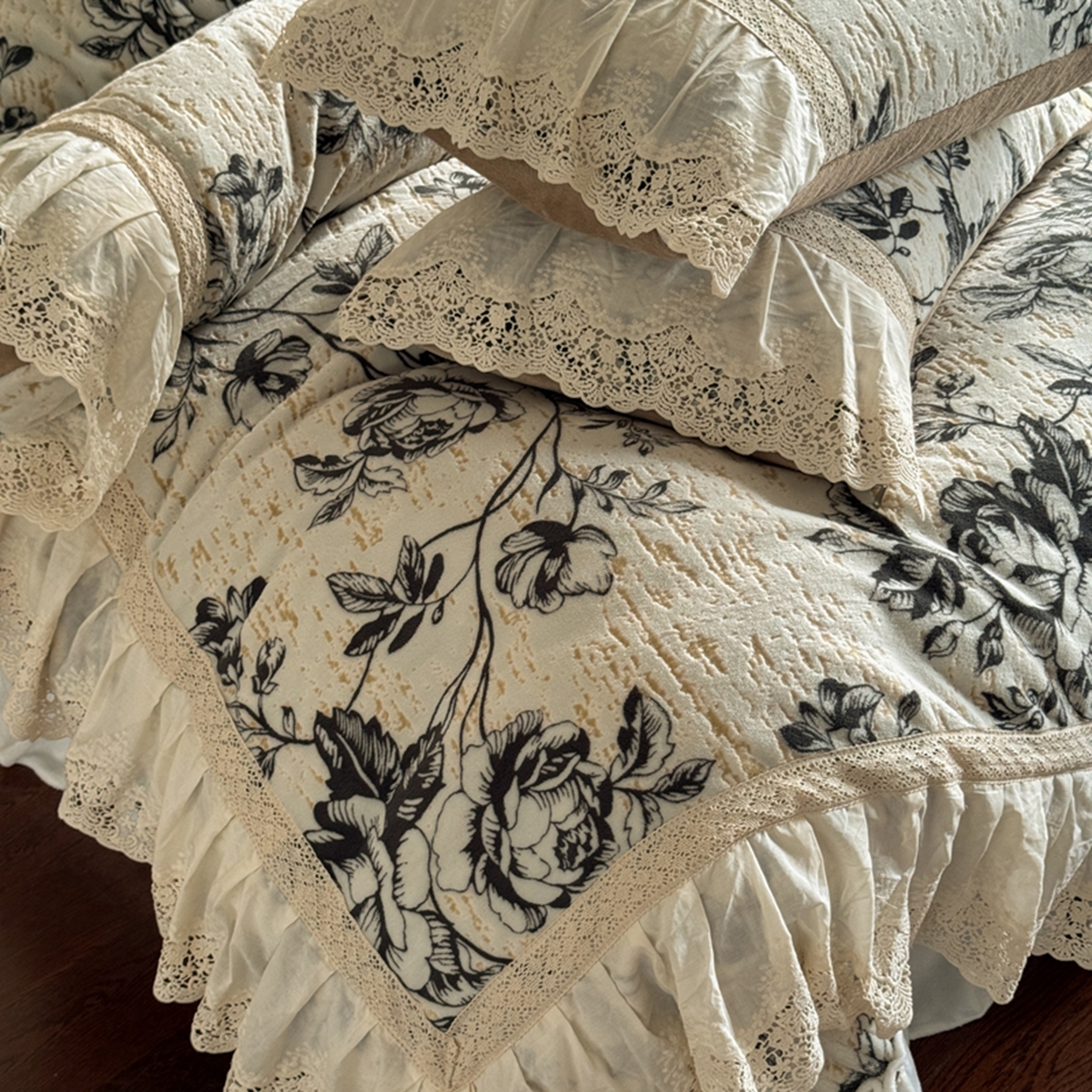 91家纺网 家纺一手货源 找家纺 （总）花香四季家纺 2025新款雕花绒夹棉床盖款四件套系列