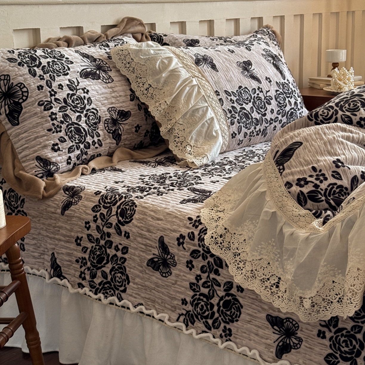 91家纺网 家纺一手货源 找家纺 花香四季家纺 2025新款雕花绒夹棉床盖款四件套系列 蝴蝶