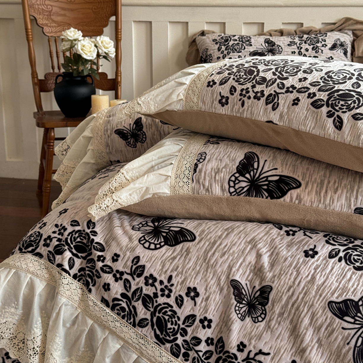 91家纺网 家纺一手货源 找家纺 花香四季家纺 2025新款雕花绒夹棉床盖款四件套系列 蝴蝶