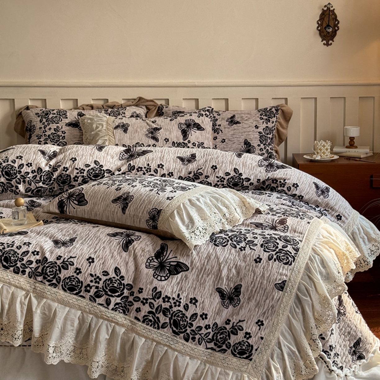91家纺网 家纺一手货源 找家纺 花香四季家纺 2025新款雕花绒夹棉床盖款四件套系列 蝴蝶