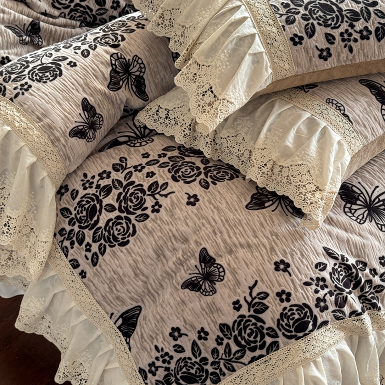 91家纺网 家纺一手货源 找家纺 花香四季家纺 2025新款雕花绒夹棉床盖款四件套系列 蝴蝶