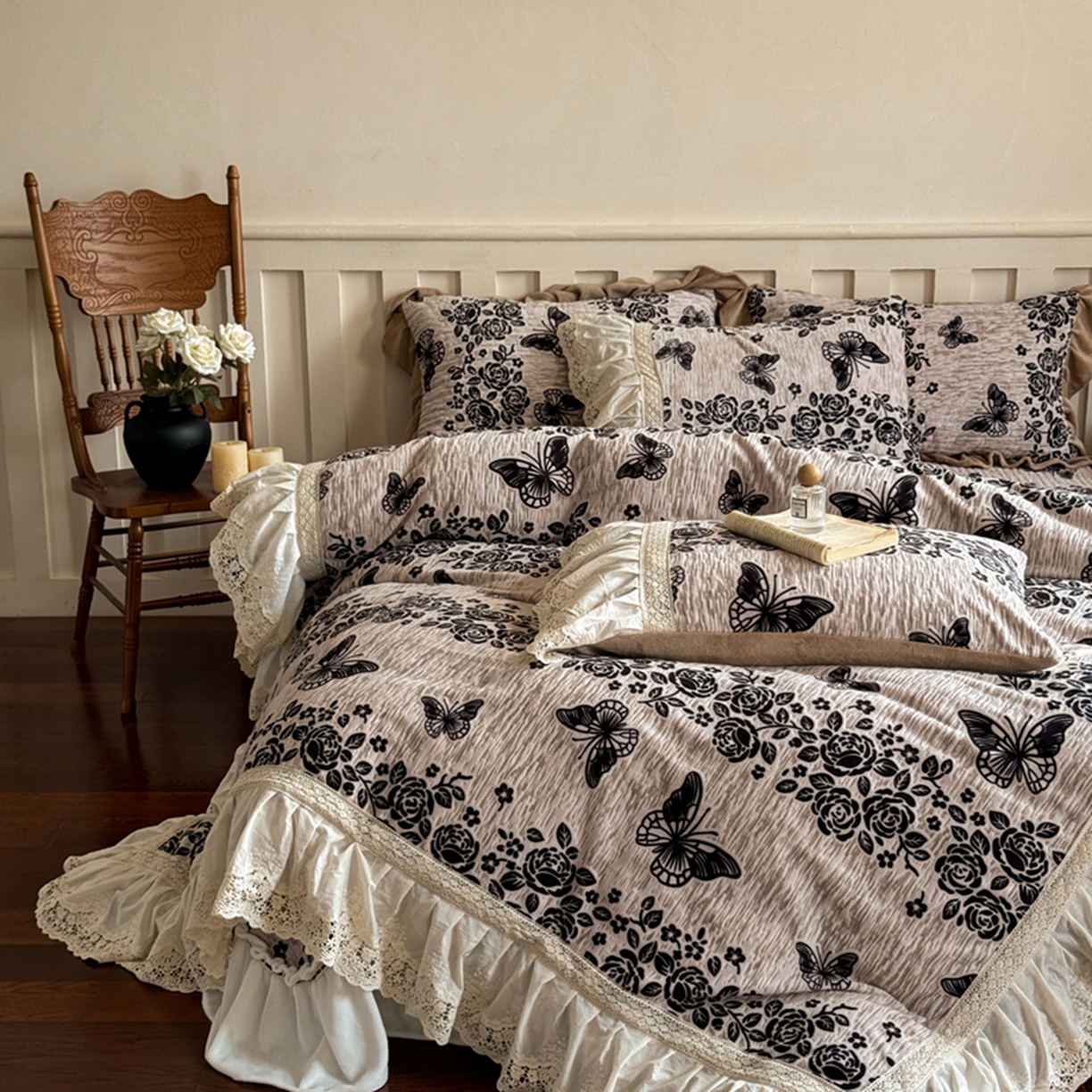 91家纺网 家纺一手货源 找家纺 花香四季家纺 2025新款雕花绒夹棉床盖款四件套系列 蝴蝶