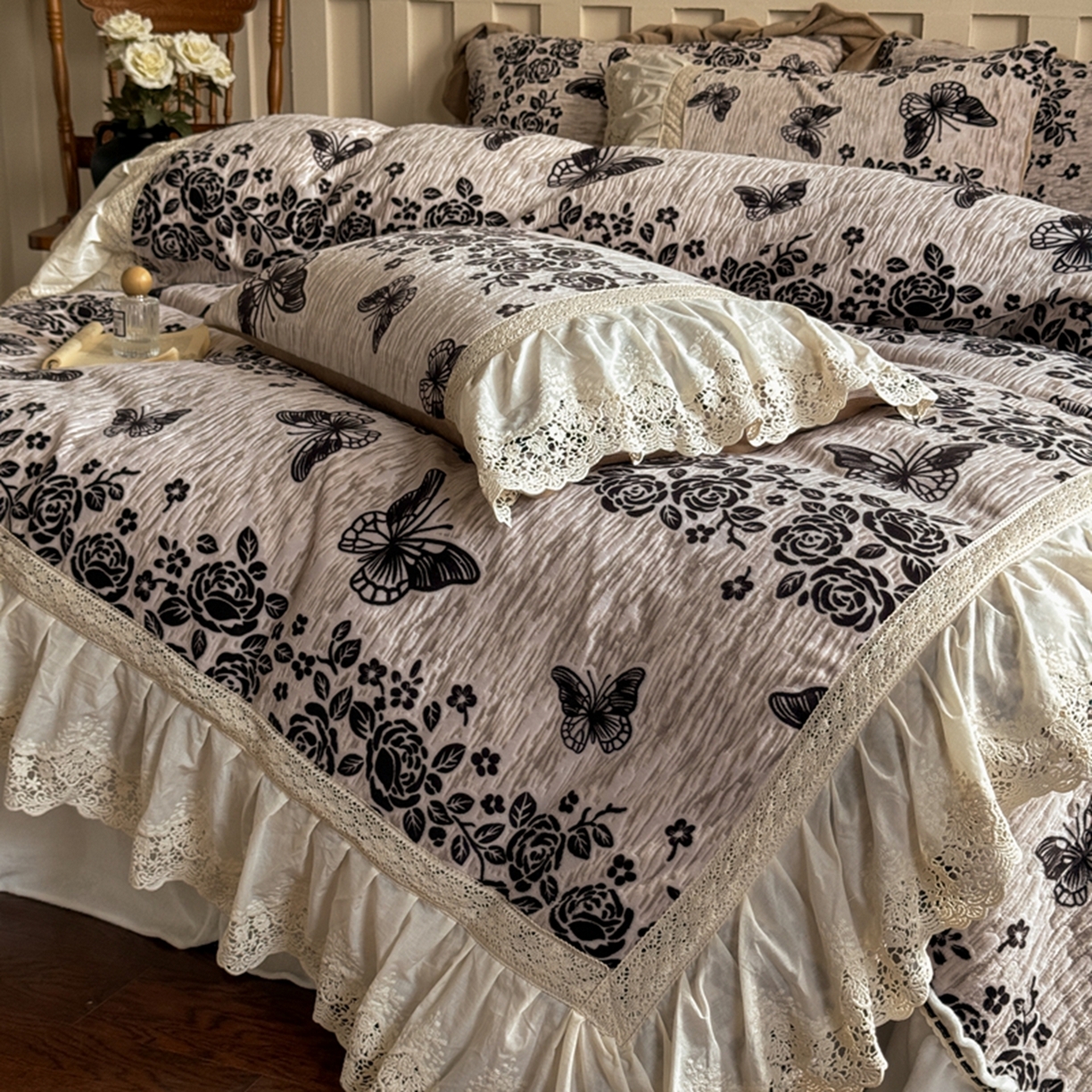 91家纺网 家纺一手货源 找家纺 花香四季家纺 2025新款雕花绒夹棉床盖款四件套系列 蝴蝶