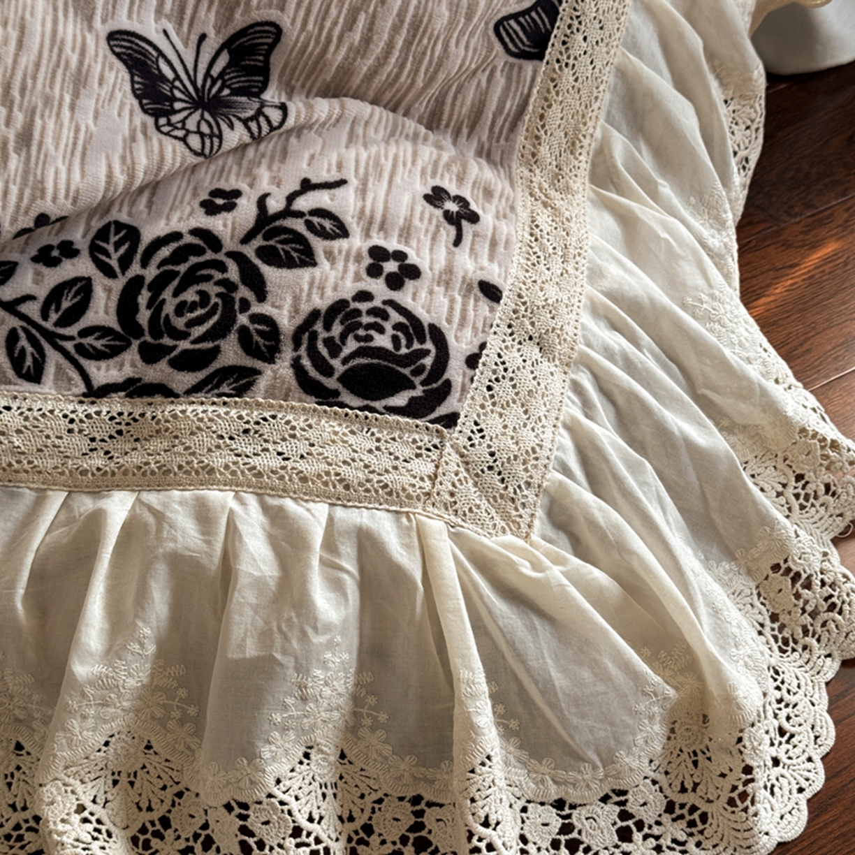 91家纺网 家纺一手货源 找家纺 花香四季家纺 2025新款雕花绒夹棉床盖款四件套系列 蝴蝶