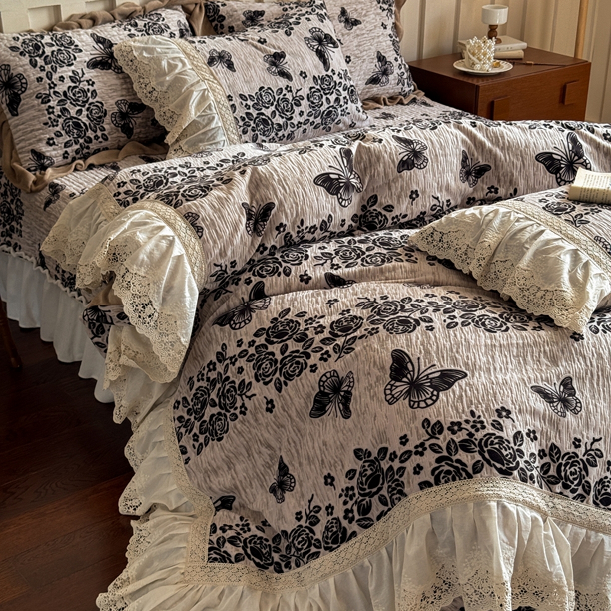 91家纺网 家纺一手货源 找家纺 花香四季家纺 2025新款雕花绒夹棉床盖款四件套系列 蝴蝶
