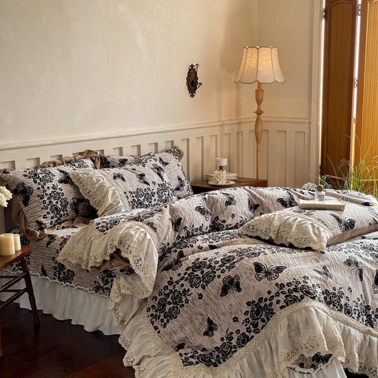 91家纺网 家纺一手货源 找家纺 花香四季家纺 2025新款雕花绒夹棉床盖款四件套系列 蝴蝶