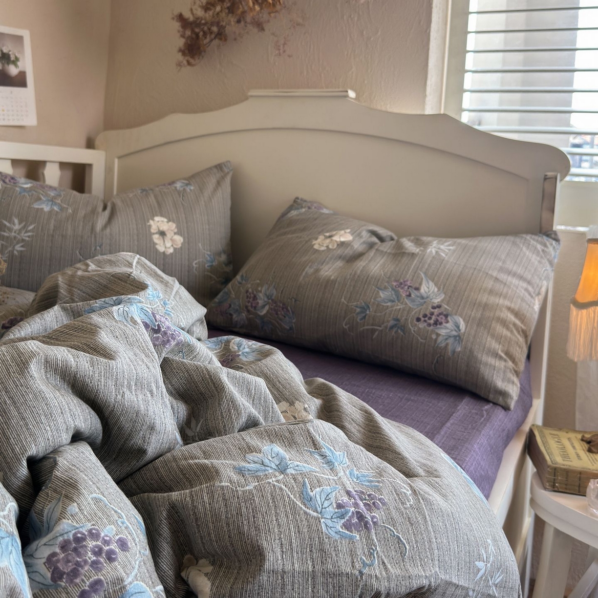 91家纺网 家纺一手货源 找家纺 初念 2025新款1亚麻复古诧季风系列皱皱纱提花四件套(提供买家秀） 诧季风-鸢尾葡萄