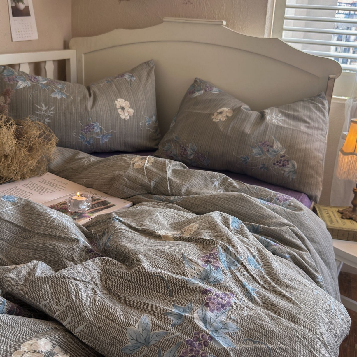 91家纺网 家纺一手货源 找家纺 初念 2025新款1亚麻复古诧季风系列皱皱纱提花四件套(提供买家秀） 诧季风-鸢尾葡萄