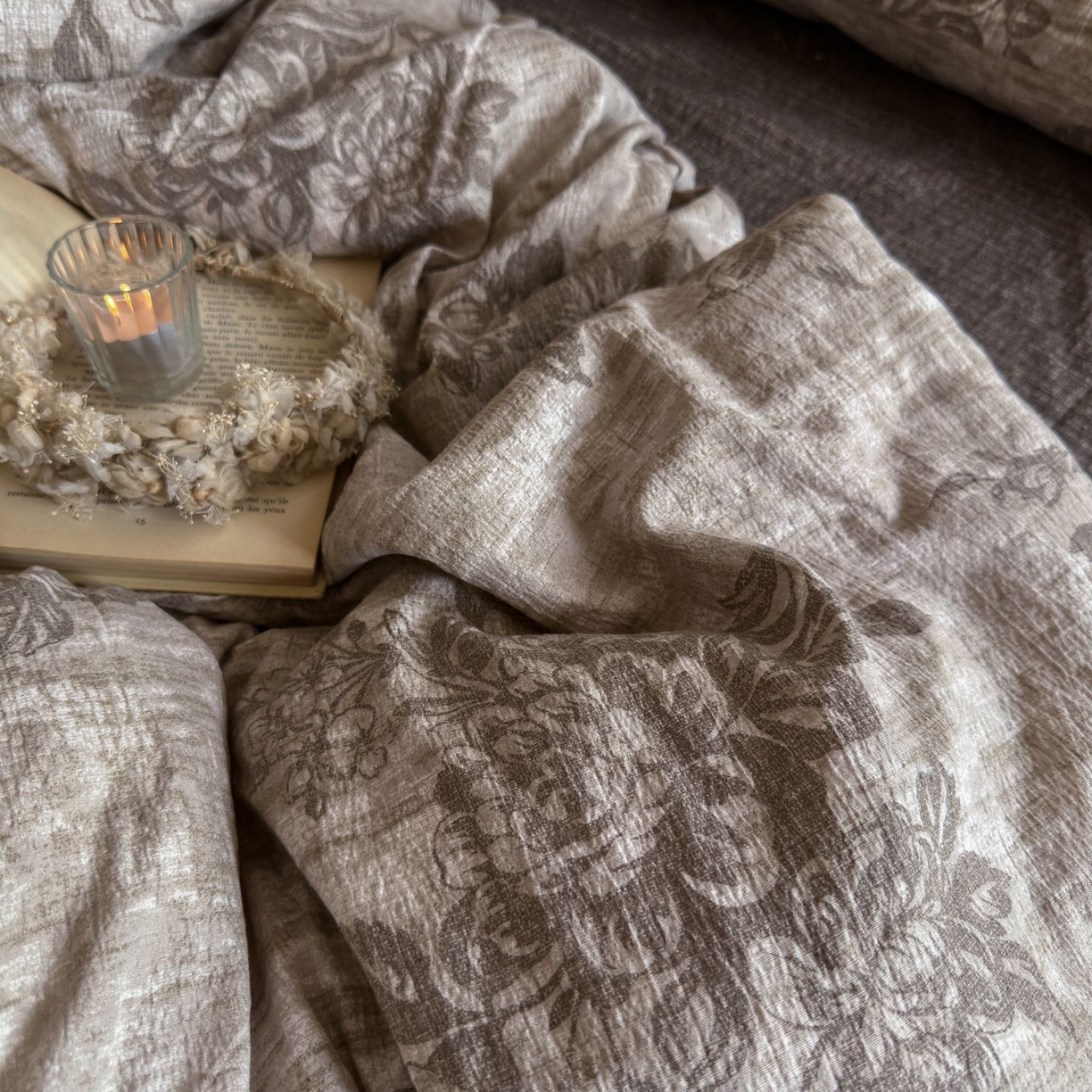 91家纺网 家纺一手货源 找家纺 初念 2025新款1亚麻复古诧季风系列皱皱纱提花四件套(提供买家秀） 诧季风-枯木生花