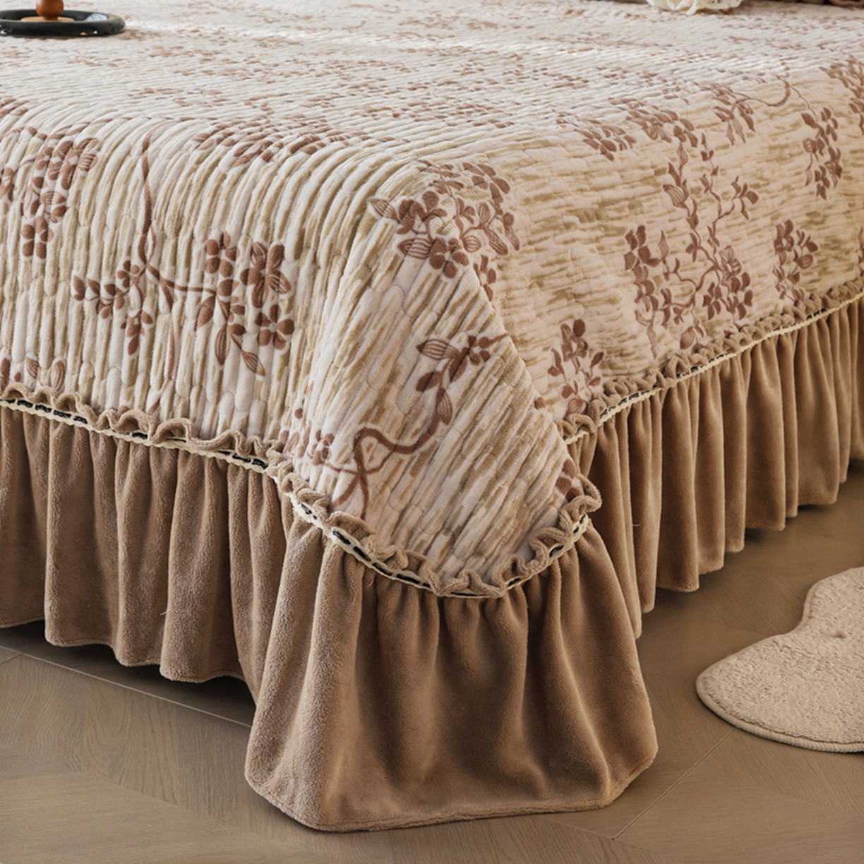 91家纺网 家纺一手货源 找家纺 花香四季家纺 2025新款雕花绒夹棉床盖款四件套系列 美拉德