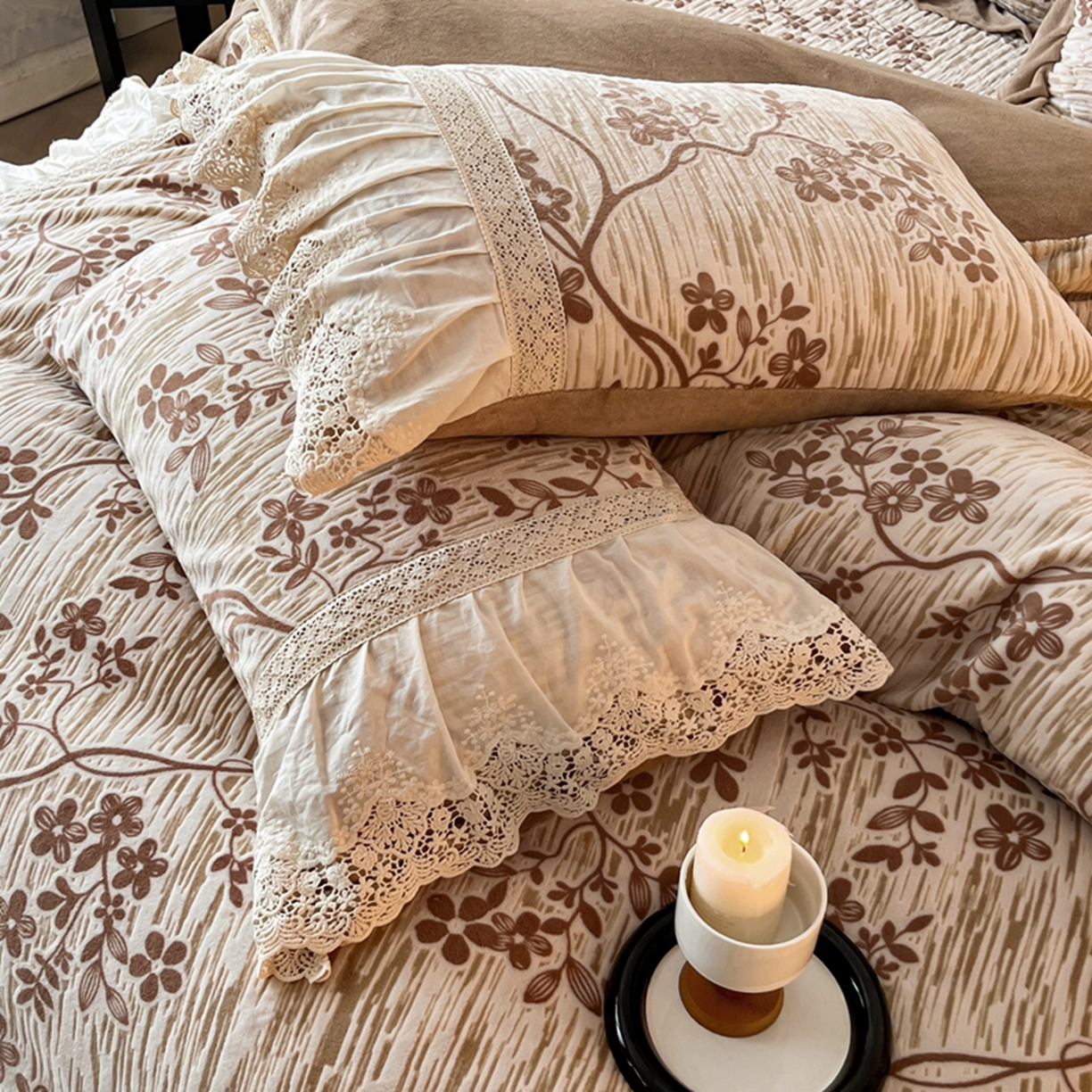 91家纺网 家纺一手货源 找家纺 花香四季家纺 2025新款雕花绒夹棉床盖款四件套系列 美拉德