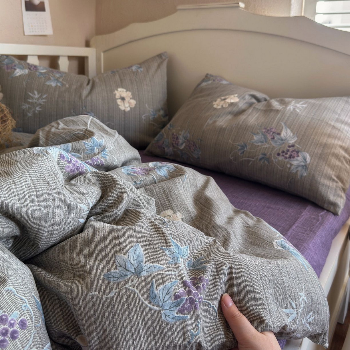 91家纺网 家纺一手货源 找家纺 初念 2025新款1亚麻复古诧季风系列皱皱纱提花四件套(提供买家秀） 诧季风-鸢尾葡萄