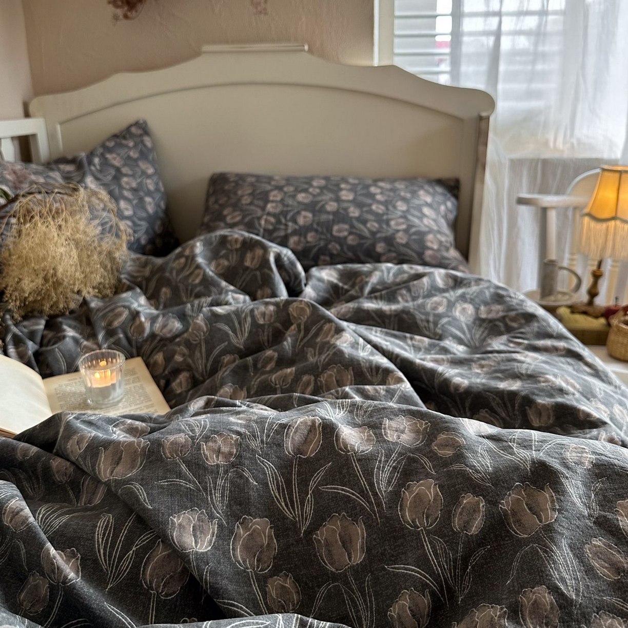 91家纺网 家纺一手货源 找家纺 初念 2025新款1亚麻复古诧季风系列皱皱纱提花四件套(提供买家秀） 诧季风-浮生序梦