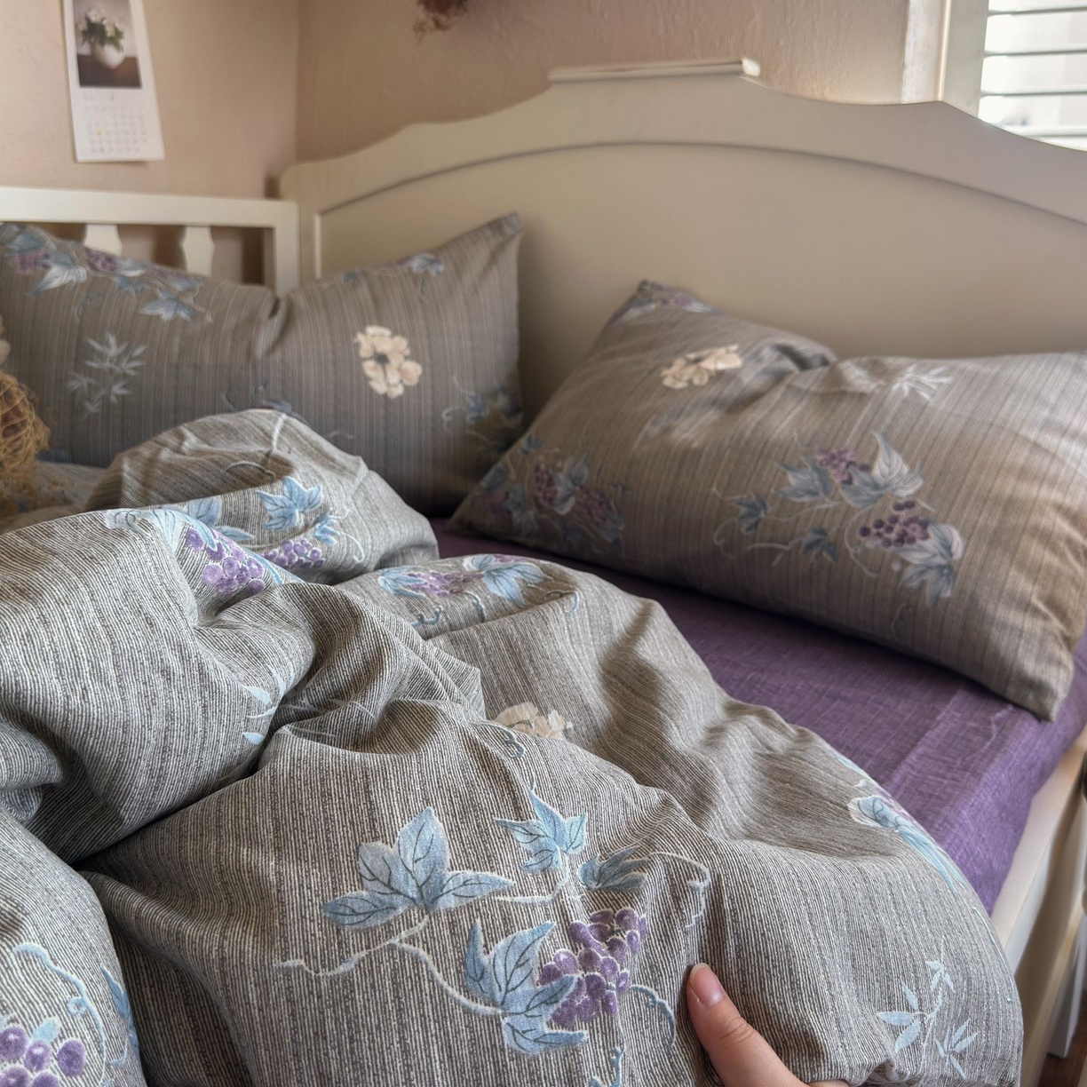 91家纺网 家纺一手货源 找家纺 初念 2025新款1亚麻复古诧季风系列皱皱纱提花四件套(提供买家秀） 诧季风-鸢尾葡萄