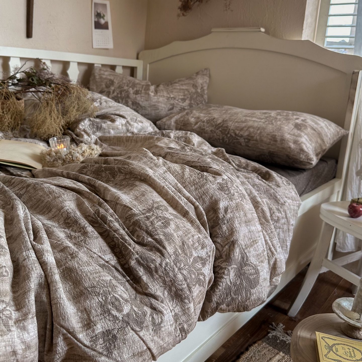 91家纺网 家纺一手货源 找家纺 初念 2025新款1亚麻复古诧季风系列皱皱纱提花四件套(提供买家秀） 诧季风-枯木生花