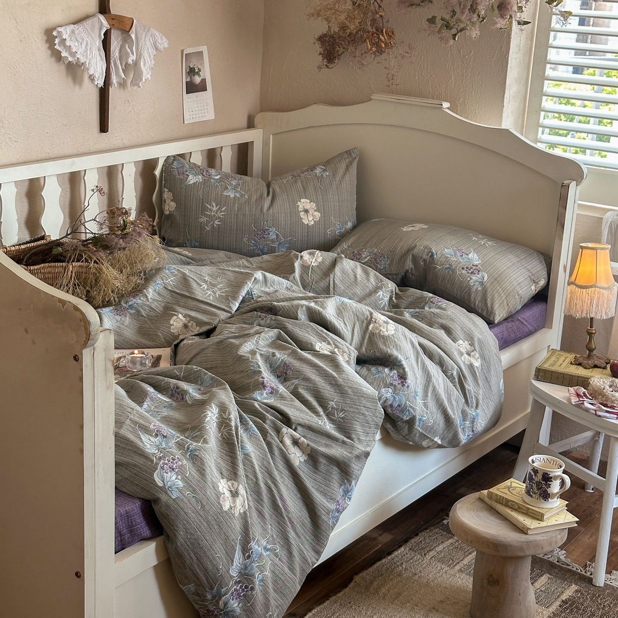 91家纺网 家纺一手货源 找家纺 初念 2025新款1亚麻复古诧季风系列皱皱纱提花四件套(提供买家秀） 诧季风-鸢尾葡萄