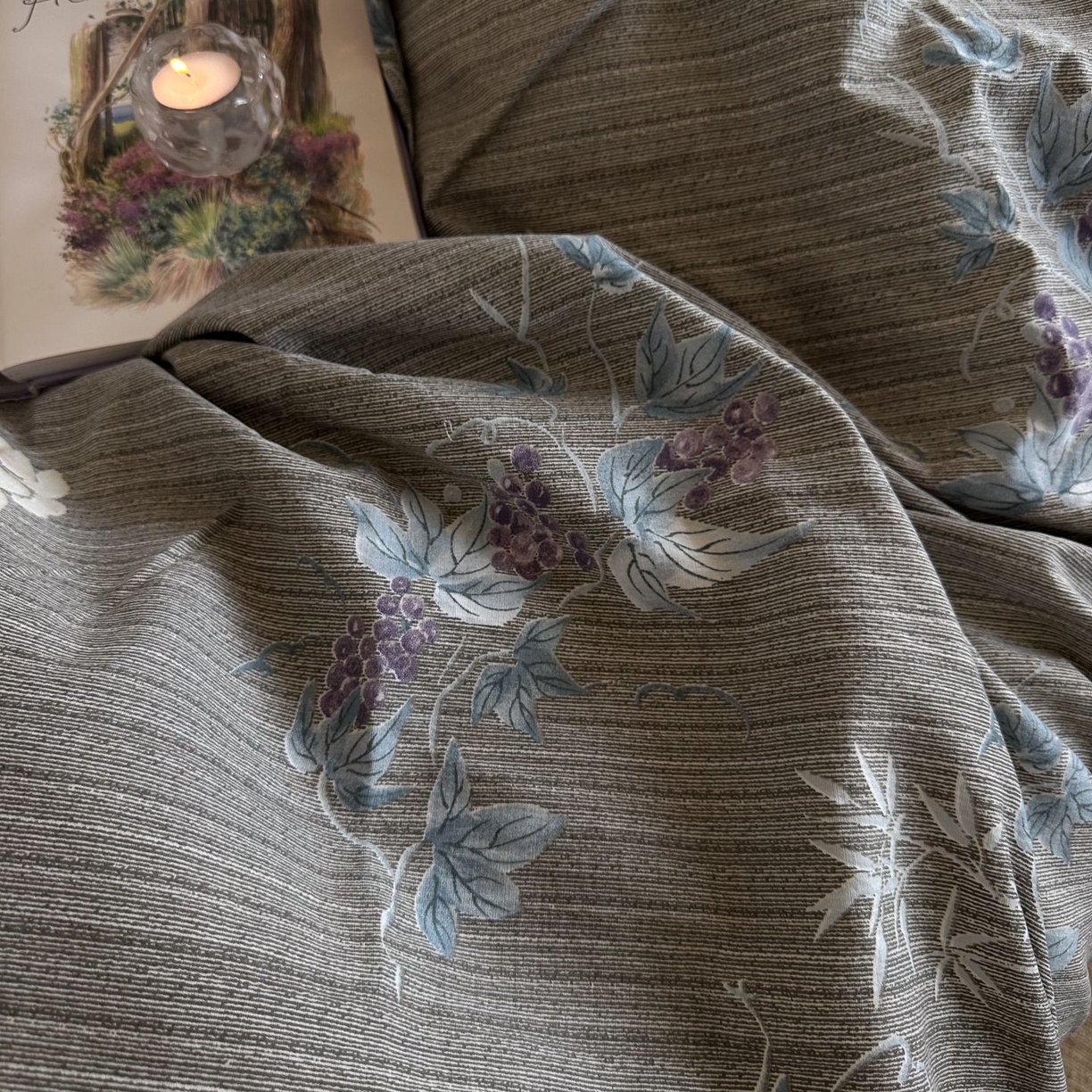 91家纺网 家纺一手货源 找家纺 初念 2025新款1亚麻复古诧季风系列皱皱纱提花四件套(提供买家秀） 诧季风-鸢尾葡萄