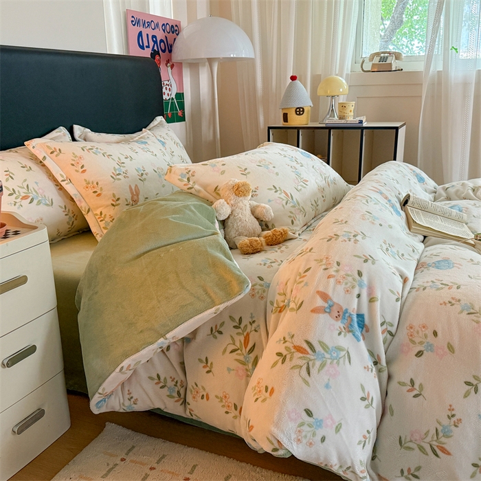 91家纺网 家纺一手货源 找家纺 艾特你 2025新款小清新高克重牛奶绒印花四件套 秘密花园